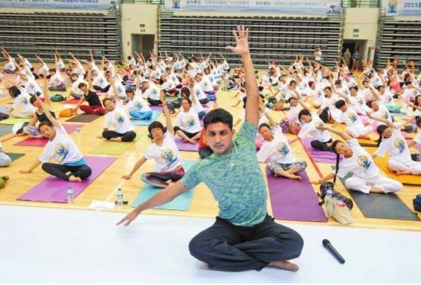 168体育美丽的学位！中国首次招收瑜伽硕士 这些姿势你能做得到吗？(图3)