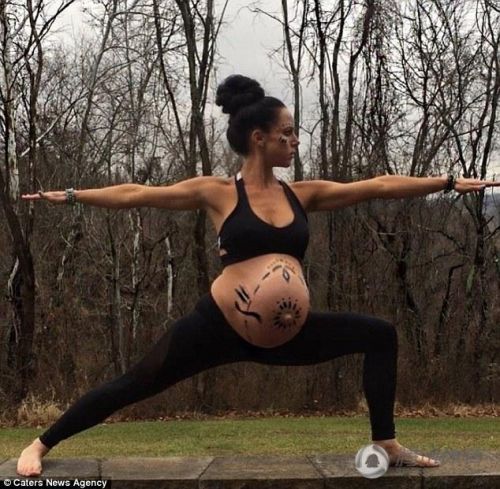 168体育孕妇做瑜伽产前玩倒立 分娩只用10分钟(图3)