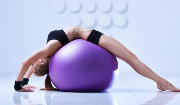 瑜伽球怎么充气 详解其几大健身效果(图5)