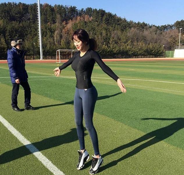 168体育韩国美女老师健身教学两不误身材凹凸有致惹人羡慕(图1)