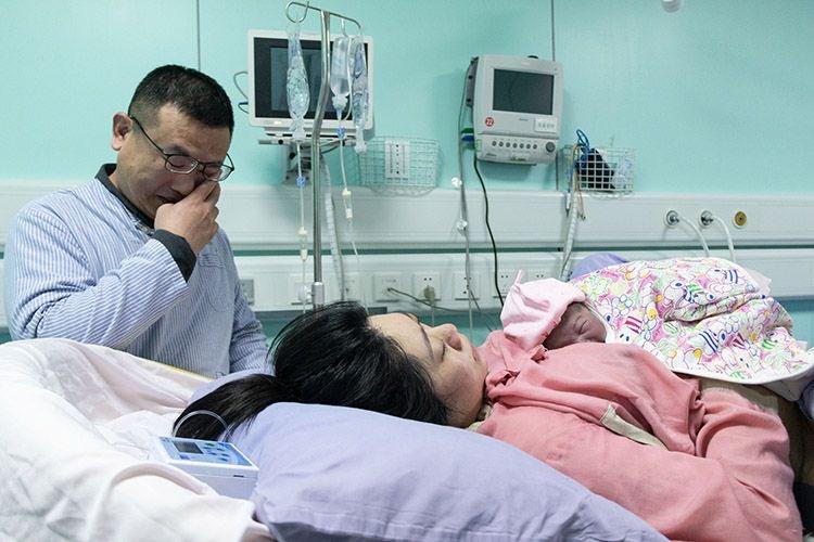 北京妇产医院首个“20后”宝宝诞生父亲紧张到腿软(图2)