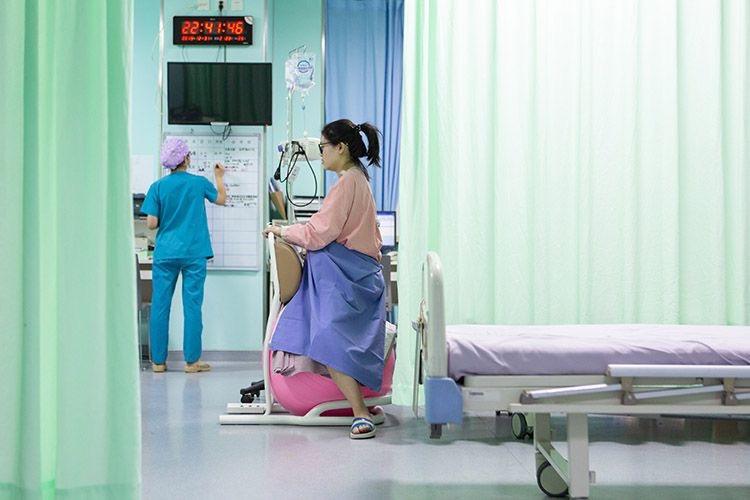 北京妇产医院首个“20后”宝宝诞生父亲紧张到腿软(图1)