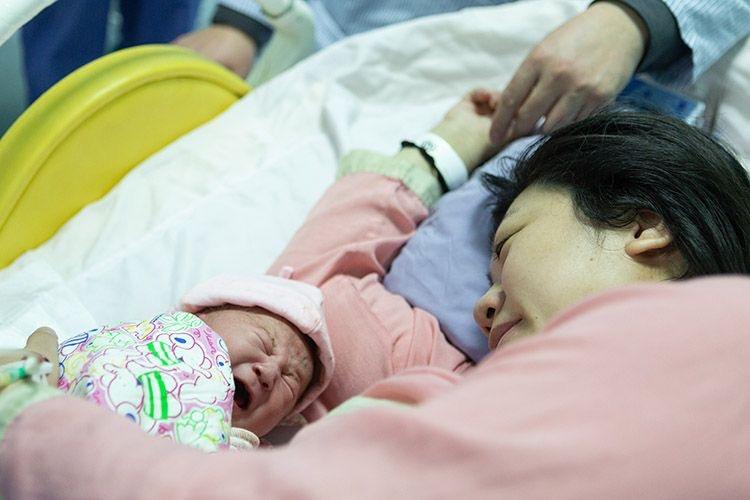 北京妇产医院首个“20后”宝宝诞生父亲紧张到腿软(图3)