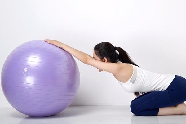 168体育瑜伽球怎么练 瑜伽球怎么练对腰椎好(图1)